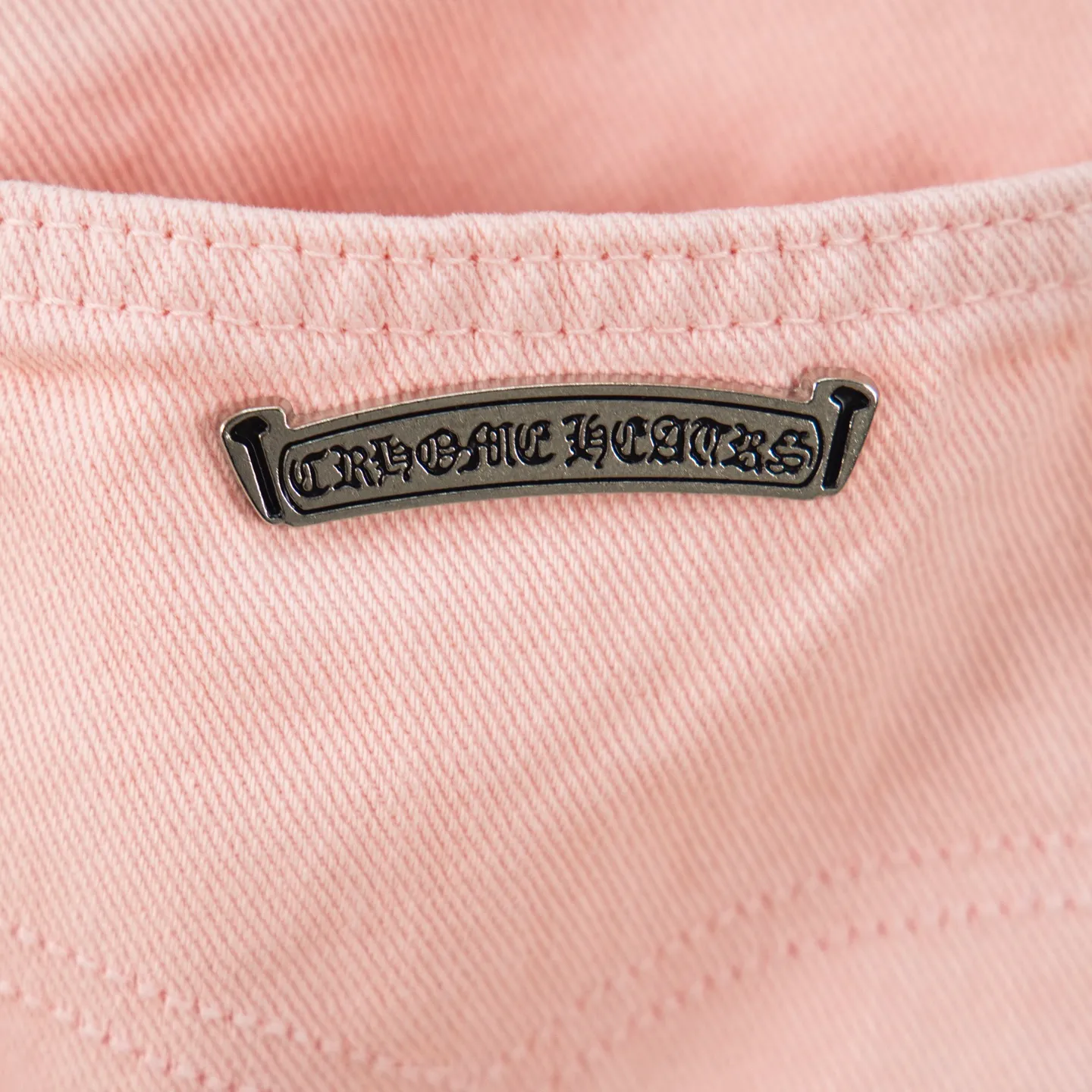 P270 Chrome hearts | CH Chrome hearts Limited edition cherry blossom pink leather jeans for girls. Charming dopamine personality jeans. Indispensable for fashionistas. The same model for celebrities. A model touted by many bloggers. This new pair of pants is perfect in terms of shape and upper body. It is no exaggeration to say that making a pair of jeans is equivalent to making 20 short-sleeved jeans. The fabric is made of high-quality imported denim. It has a unique high-end texture. I am very satisfied with it after washing and proofing several times. Style number: 1730# Color: Sakura pink Size: 28 30 32 34